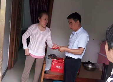 榴莲APP网站入口公司慰问安宜社区少数民族困难户