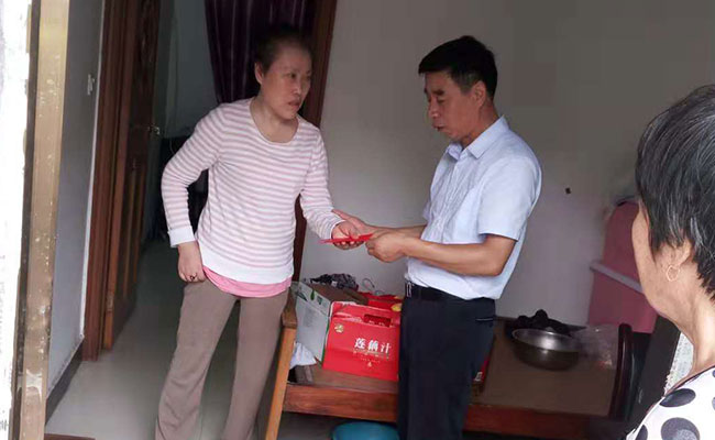 榴莲APP网站入口公司慰问安宜社区少数民族困难户